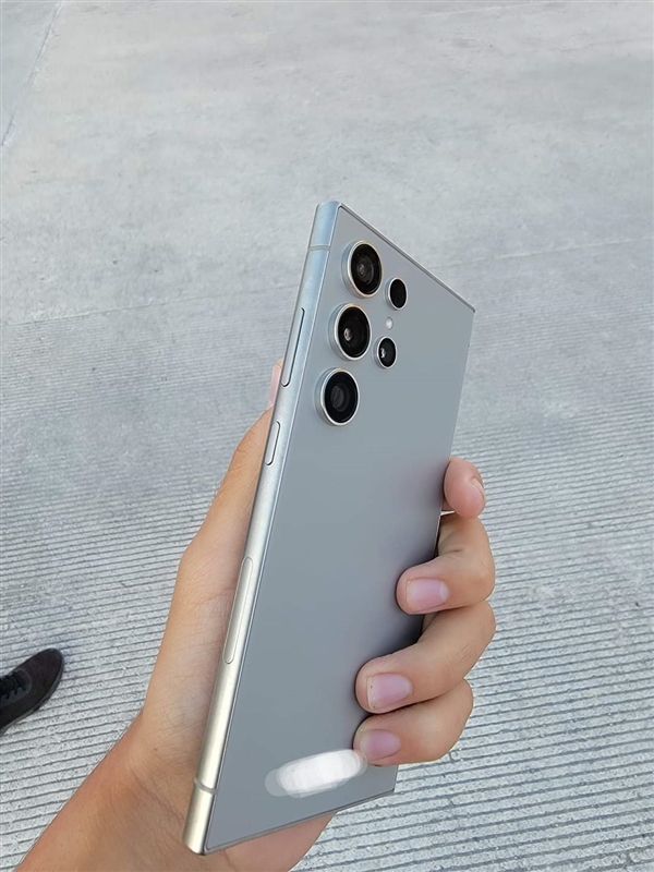 安卓機(jī)皇！三星Galaxy S24 Ultra真機(jī)首曝：鈦金屬中框 回歸直屏