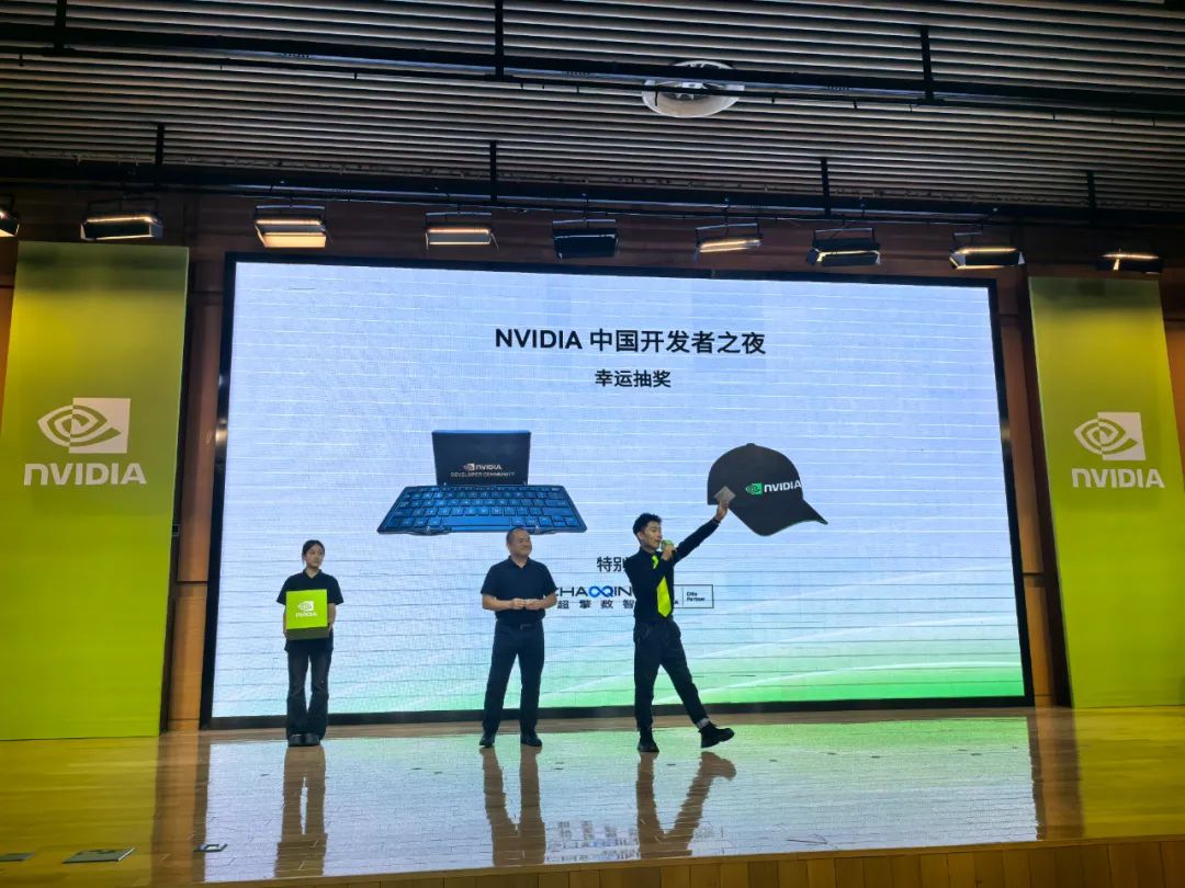 ▲ 超擎數(shù)智總經(jīng)理唐春峰為開(kāi)發(fā)者抽取幸運(yùn)獎(jiǎng)品